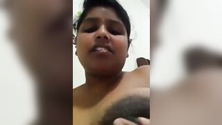 घराजवळच्या माधुरीने चोखले स्वतःचे मोठाले स्तने