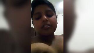 घराजवळच्या माधुरीने चोखले स्वतःचे मोठाले स्तने