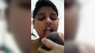 घराजवळच्या माधुरीने चोखले स्वतःचे मोठाले स्तने