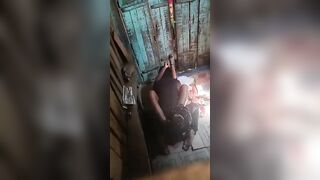 प्रेमी युगुलाला सेक्स करतांना चोरून रेकॉर्ड केले