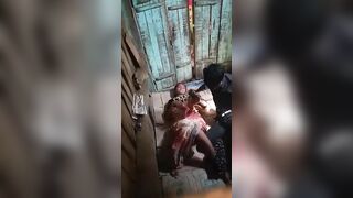 प्रेमी युगुलाला सेक्स करतांना चोरून रेकॉर्ड केले
