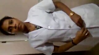 नर्सने एप्रन काढुन स्तन दाखवले