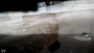 शेजारच्या बायकांच्या नागड्या गांडा दाराखालून पाहिल्या