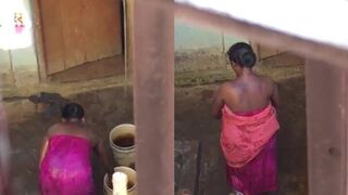 आंघोळ करत असलेल्या शेजारणीवर ठेवली देखरेख