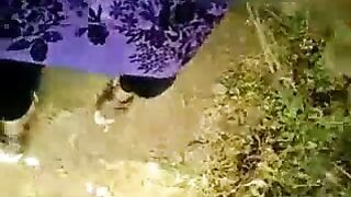 गर्लफ्रेंडने झुडपात चोखला बॉयफ्रेंडचा लवडा, घेतलं कमशॉट तोंडात