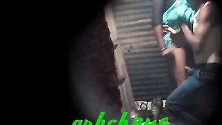 नवरा बायकोचा क्विक सेक्स भिंतीच्या भोकातून पाहिला