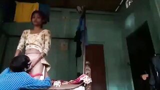 शेजारी राहणाऱ्या प्रेमी युगुलाची भीतीने कामक्रीडा