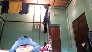 शेजारी राहणाऱ्या प्रेमी युगुलाची भीतीने कामक्रीडा