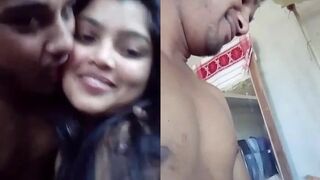 क्युट बायकोची पप्पी घेत तिला लवडा चोखायला दिला