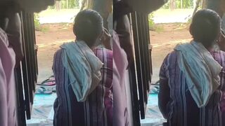 एक मुलगा त्याच्या शेजारच्या वहिनीच्या पाठीमागे हस्तमैथुन करतो