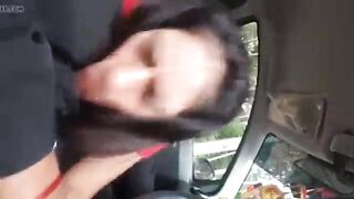 मुलगी गाडीत तिच्या बॉयफ्रेंडचा लिंग चोखते