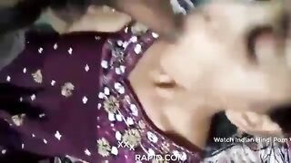 पत्नीला तिचा नवरा वेगवेगळ्या पोझिशन्समध्ये चोदत आहे