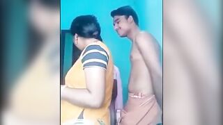 काकू तिच्या मुलाच्या मित्रासोबत मजा करताना