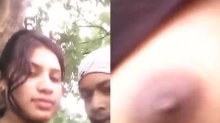 अतिशय सुंदर मुलीचे स्तने बॉयफ्रेंड चोखत आहे