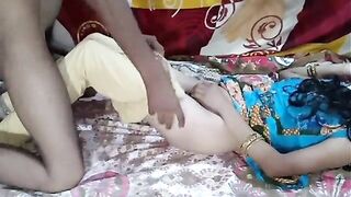 सडपातळ बायकोच्या गोऱ्या पुच्चीला चोदणे