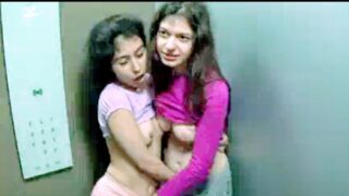मुंबई च्या बेफाम मुलींची समलैंगिक सेक्स क्लिप